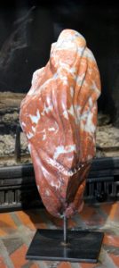 Le Métèque, Marbre rouge-orangé à « Stromatactis » de Caunes-Minervois, Aude