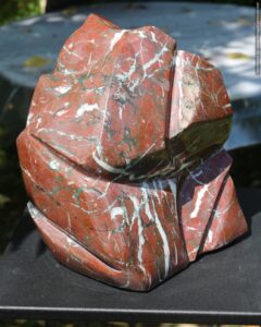 Marbre rouge à rares griottes, et veines blanches de calcite et veinules sombres d'oxydes de fer. Région de Villefranche-de-Conflent (Pyrénées, France), 2021