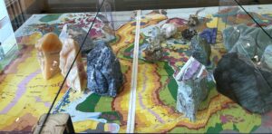 Sculptures de pierres semi-précieuses positionnées sur la Carte géologique de la Commission Géologique du Monde (CCGM). Exposition de la SLAO du 30/03 au 07/04, Château de St Jean-le-Blanc, 45650, Loiret, France.