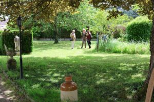 Visiteurs dans le jardin d'Isabelle Garnier. Artistes du Loir et Cher, Journées Portes ouvertes 15-16/06/2024