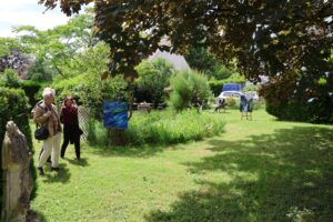 Visiteurs dans le jardin d'Isabelle Garnier. Artistes du Loir et Cher, Journées Portes ouvertes 15-16/06/2024