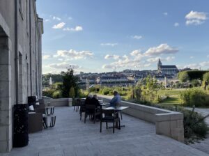 Vue sur Blois depuis l'Hôtel Fleur de Loire, 5 Juillet 2024. Photo Elisabeth Milesi.