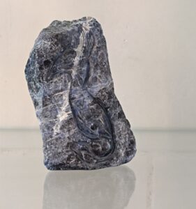 Trois faces d'oiseaux, Sodalite du Brésil, sculpture de Jean-Pierre Milesi, Hôtel Fleur de Loire, 5 Juillet 2024. Photo JPM