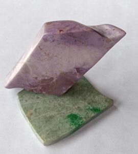 Turkiyenite (« jade violet / lilas », « jadéite lavande »). Ouest Turquie, Akpınar, Province de Bursa.