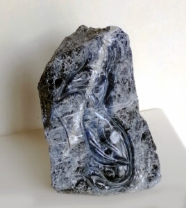 Trois faces d'oiseaux, Sodalite du Brésil, sculpture de Jean-Pierre Milesi, Hôtel Fleur de Loire, 5 Juillet 2024. Photo JPM