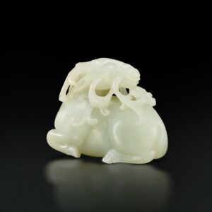 Figure 1. Cerf en jade blanc. Sculpture Qing du XVIIIᵉ siècle, représentant un cerf tenant un champignon lingzhi, https://www.sothebys.com/en/buy/auction/2022/important-chinese-art-4/a-white-jade-deer-and-lingzhi-group-qing-dynasty
