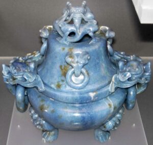 Figure 5. Brûle-parfum en jadéitite bleuâtre, Chine, période Qing (1644-1911). Photographie : James St. John, Wikimedia Commons, CC BY 2.0. Source : Wikimedia Commons. jade-Store norske leksikon