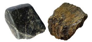 Figure 14. « Black Jade » à sulfures (roche brute à droite). J.P. Milesi, 2025.