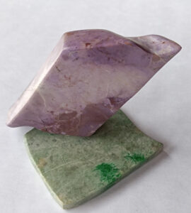 Figure 9. « Prisme Lavande ». Harmancık Turkiyenite (Socle Néphrite de Russie). J.P. Milesi, 2025.