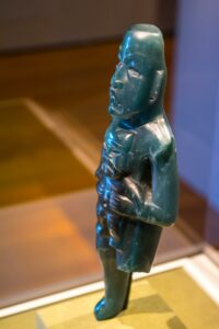 Figure 6. Figurine olmèque en jadéite bleu-vert, Mésoamérique, vers 500-900 av. J.-C., Cleveland Museum of Art. Photographie : Tim Evanson, Wikimedia Commons, CC BY-SA 2.0.