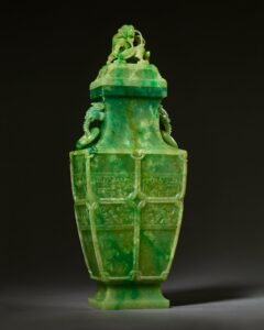 Figure 2. Période Qing Qianlong/Jiaqing, motif de corde sculptée en jadéite vert vif, poignée mobile en anneau en forme de poignée de dragon, vase à couvercle carré. Bibliographie : « La beauté de la sculpture en jade de la dynastie Qing », Musée national d’histoire, 1997, N° 94.